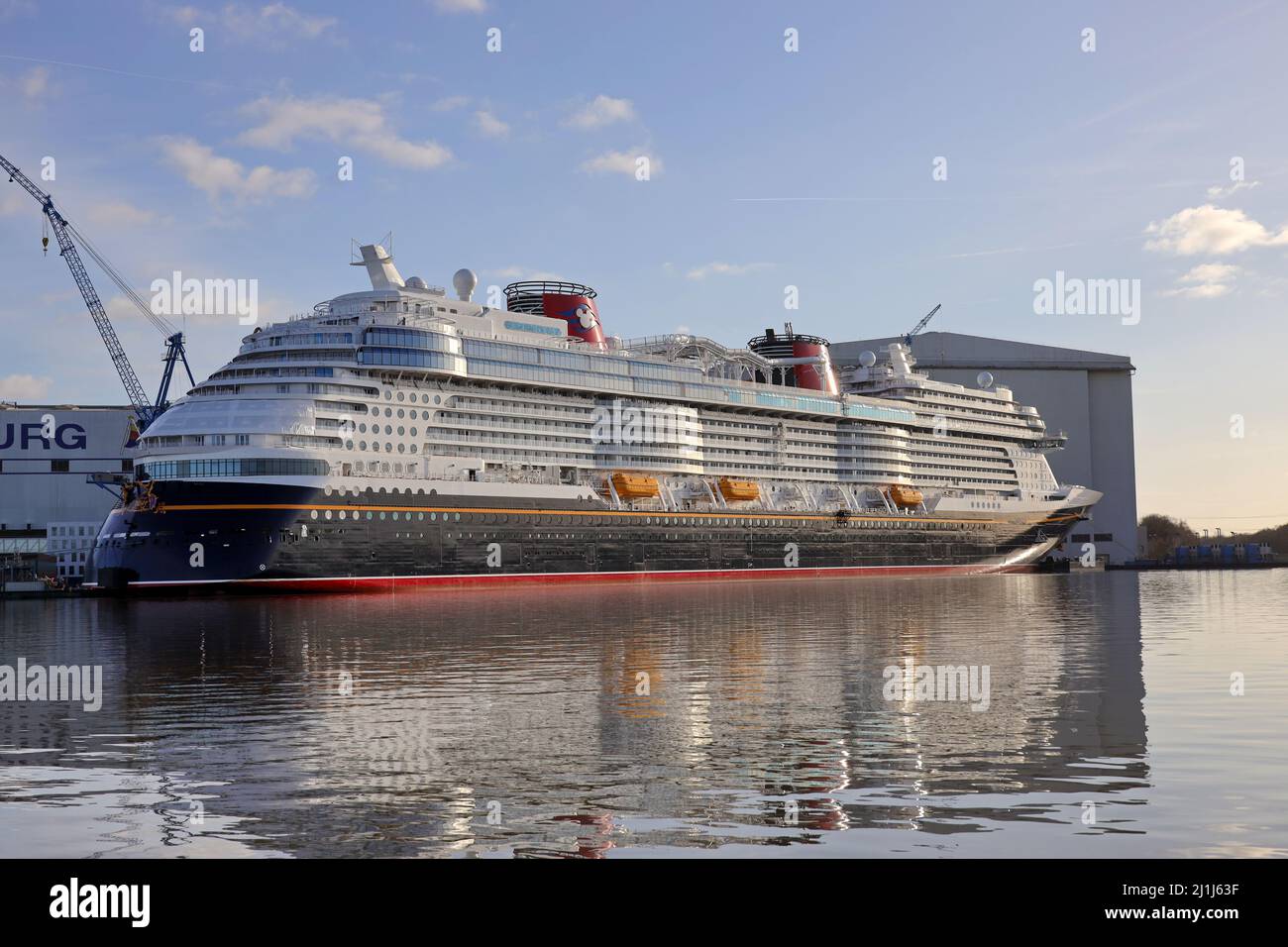 La nave da crociera Disney Wish è ormeggiata di fronte al cantiere Meyer di Papenburg il 26 febbraio 2022. Foto Stock