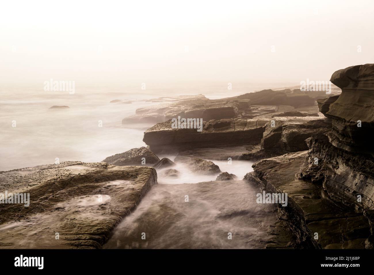 Atmosfera inquietante nella nebbia dell'oceano mattutina presso la famosa Central Coast. Foto Stock