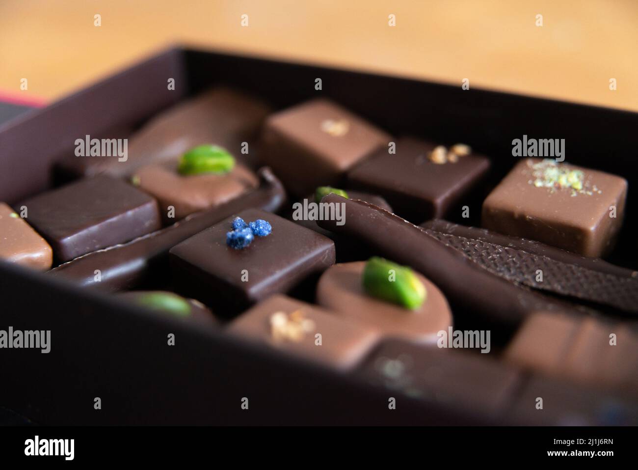 Primo piano di una scatola di cioccolato completamente aperta Foto Stock