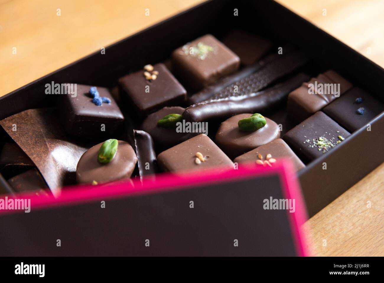 Primo piano di una scatola di cioccolato completamente aperta Foto Stock