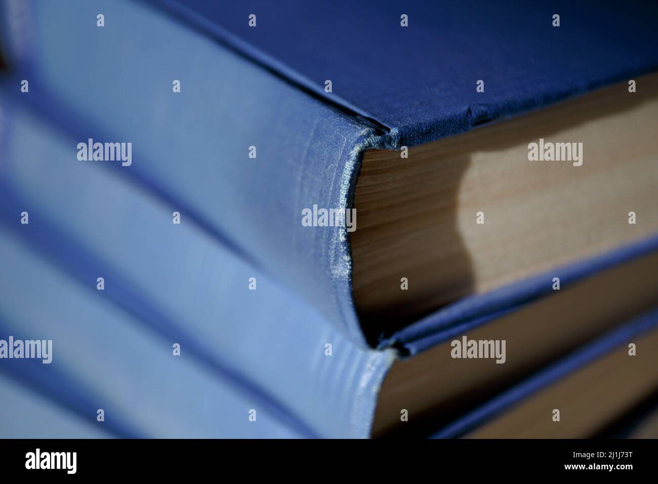 Libri blu. Vecchie coperture martellate di volumi spessi di libri in primo piano Foto Stock