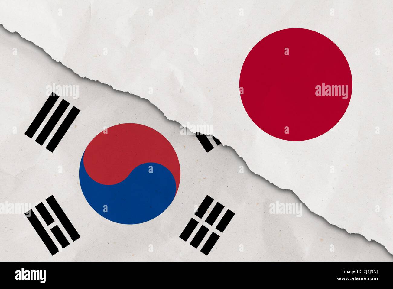 Corea del Sud e Giappone bandiera strappato carta grunge sfondo. Astratto Corea del Sud e Giappone economia, conflitti politici, concetto di guerra trama backgroun Foto Stock