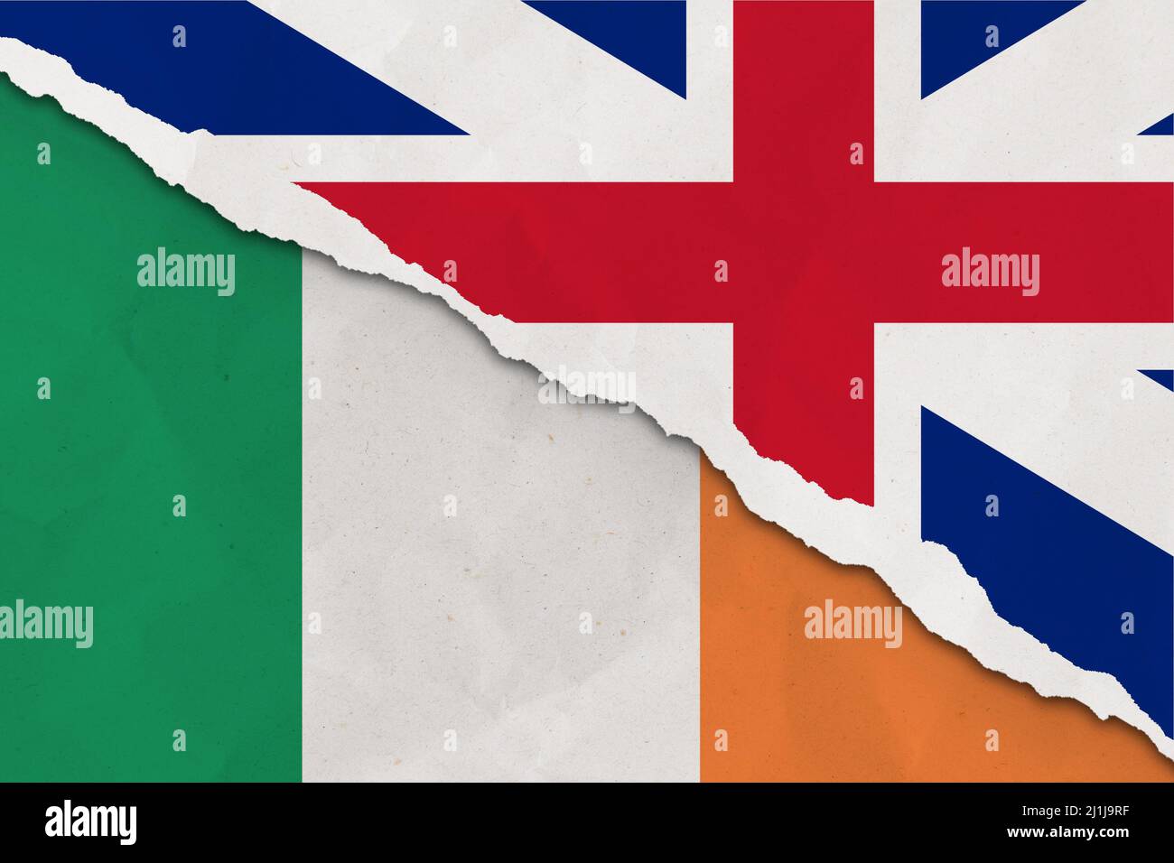 Bandiera del Regno Unito e dell'Irlanda strappato carta grunge sfondo. Riassunto economia del Regno Unito e dell'Irlanda, conflitti politici, concetto di guerra Foto Stock