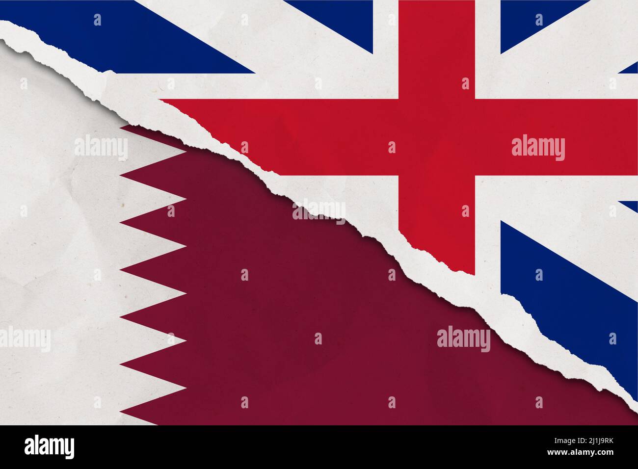 Bandiera del Regno Unito e del Qatar strappato carta grunge sfondo. Astratto economia del Regno Unito e del Qatar, conflitti politici, concetto di guerra texture bac Foto Stock