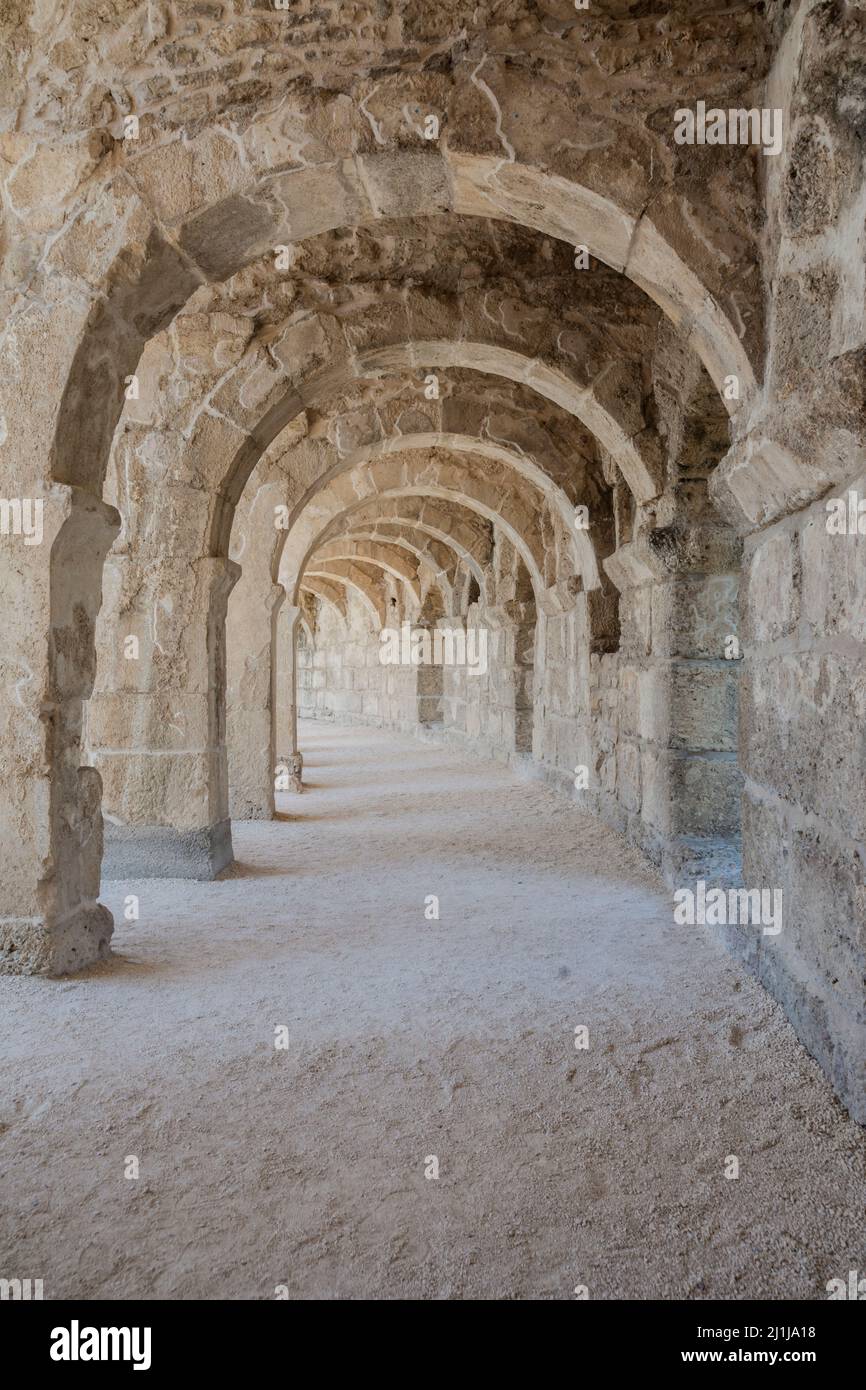 ANTALYA / TURCHIA 12 luglio 2021 ;la galleria colonnata sopra l'auditorium-teatro nell'antico teatro romano di Aspendos. Foto Stock