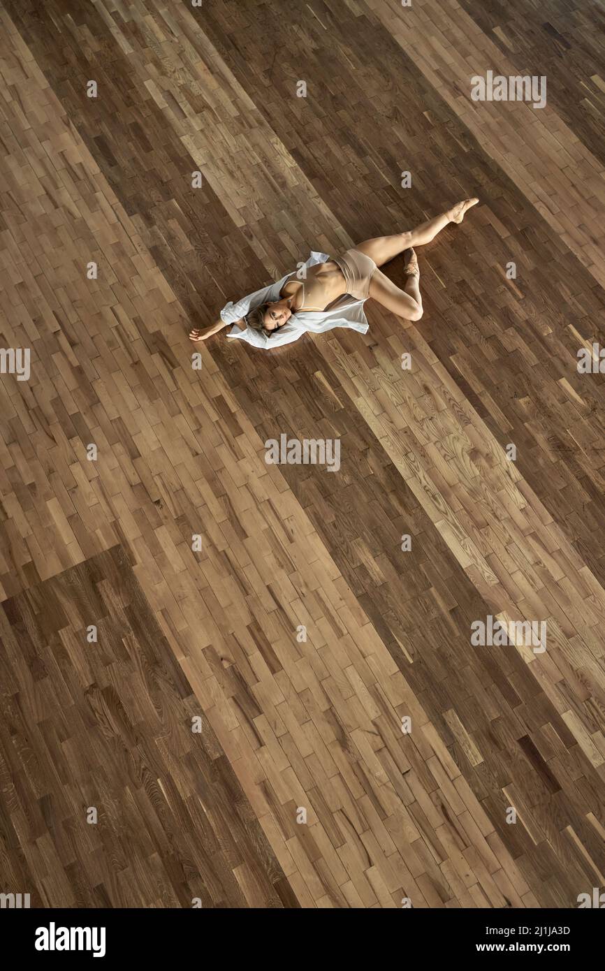 Ballerino biondo che si posa all'interno della sala da ballo Foto Stock