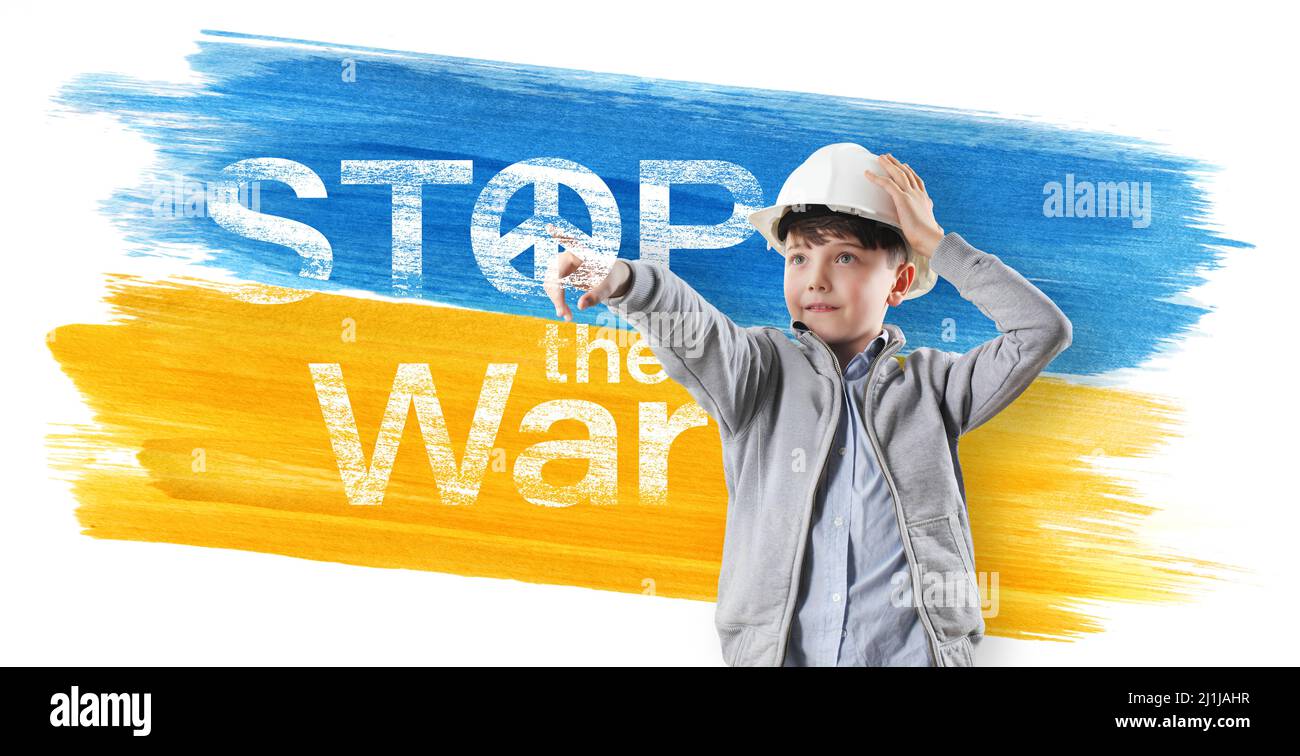 Fermare la guerra e la pace per il concetto di Ucraina. Il bambino con casco protettivo guarda al dito dei punti futuri di fronte al segno bandiera Ucraina con messaggio di testo Foto Stock