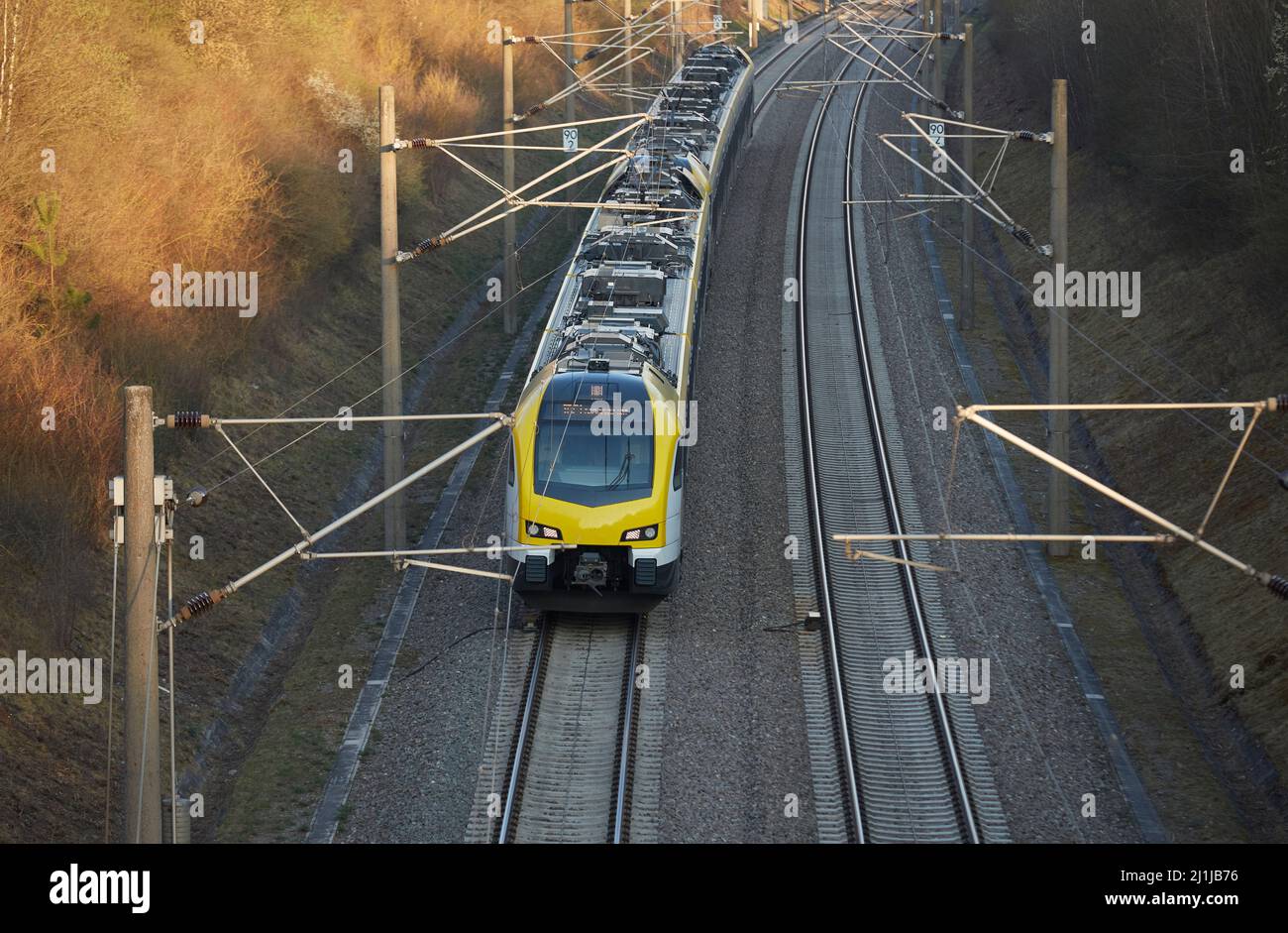Treno elettrico ad alta velocità che passa per la linea di transito rapido tra Stoccarda e Mannheim, Baden-Wuerttemberg, Germania Foto Stock