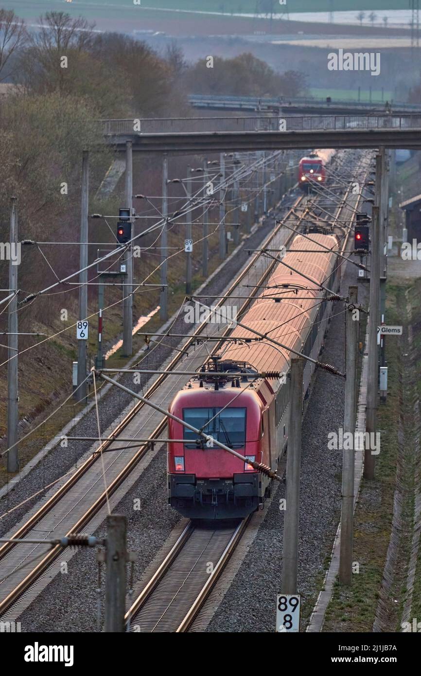 Treno elettrico ad alta velocità che passa per la linea di transito rapido tra Stoccarda e Mannheim, Baden-Wuerttemberg, Germania Foto Stock