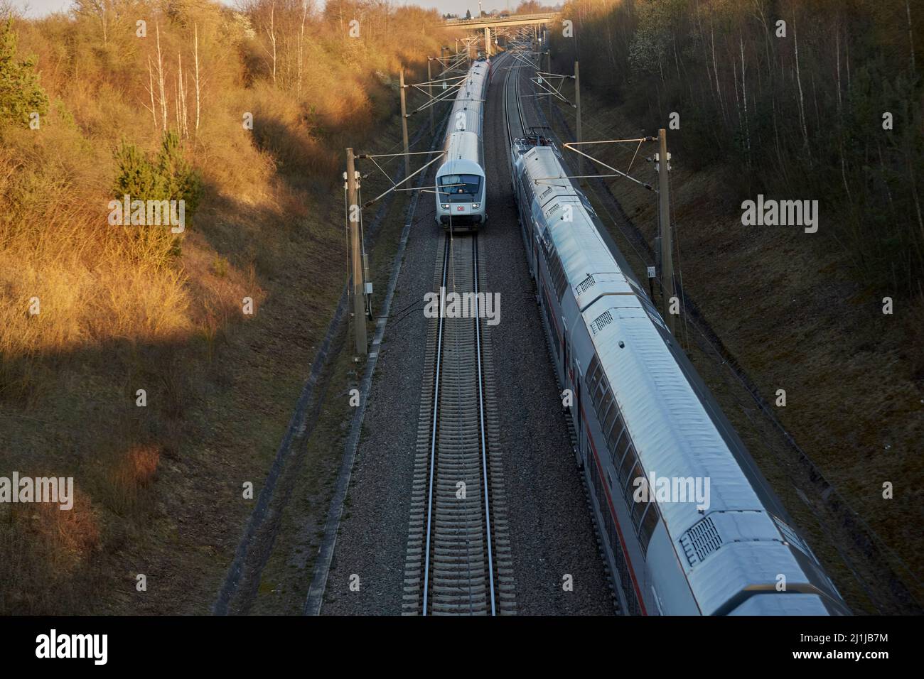 Treno elettrico ad alta velocità che passa per la linea di transito rapido tra Stoccarda e Mannheim, Baden-Wuerttemberg, Germania Foto Stock