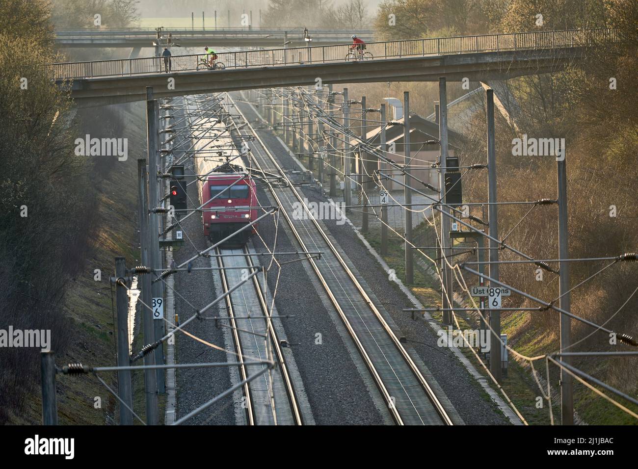 Treno elettrico ad alta velocità che passa per la linea di transito rapido tra Stoccarda e Mannheim, Baden-Wuerttemberg, Germania Foto Stock