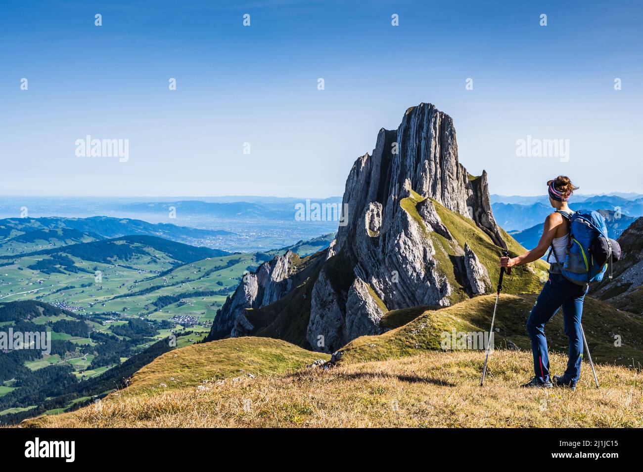 Donna sportiva con vista panoramica su Appenzell e sul lago di Costanza Foto Stock