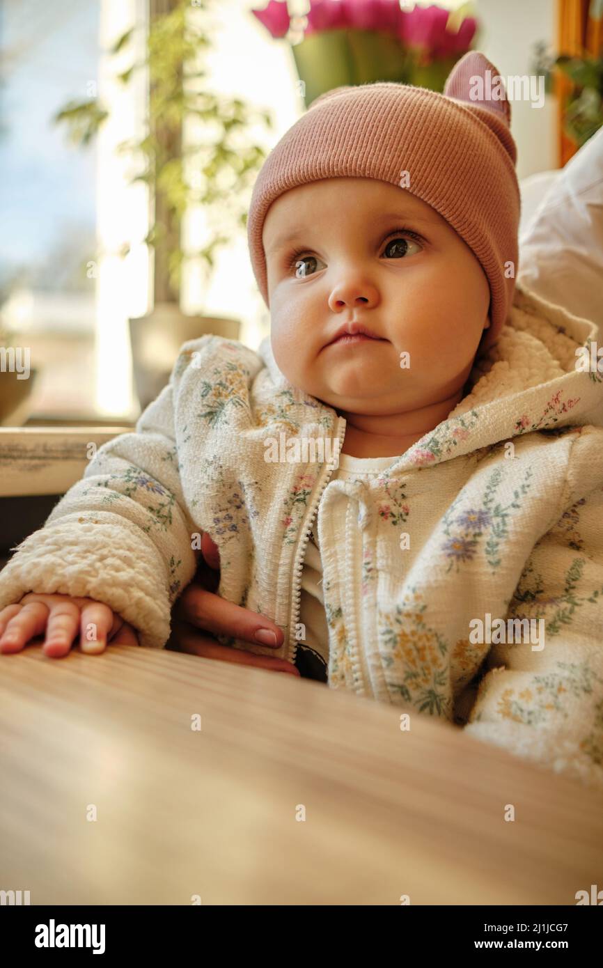 Bambino piccolo che ha pezzo di pane Foto Stock