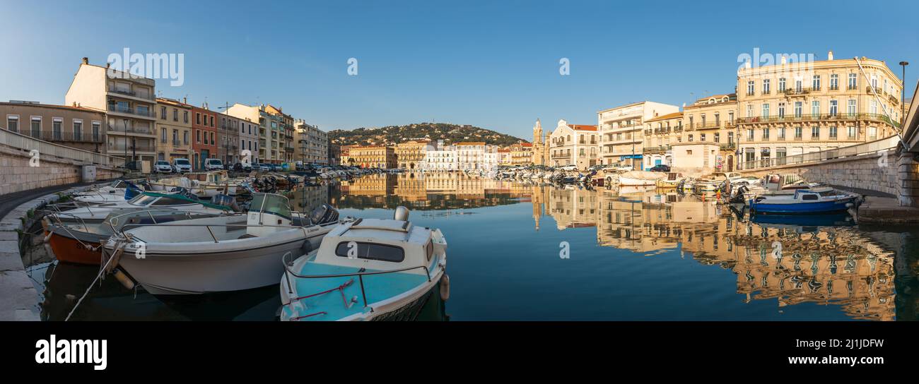 Panorama del canale Peyrade a Sete, una mattina in primavera, a Herault, Occitanie, Francia Foto Stock