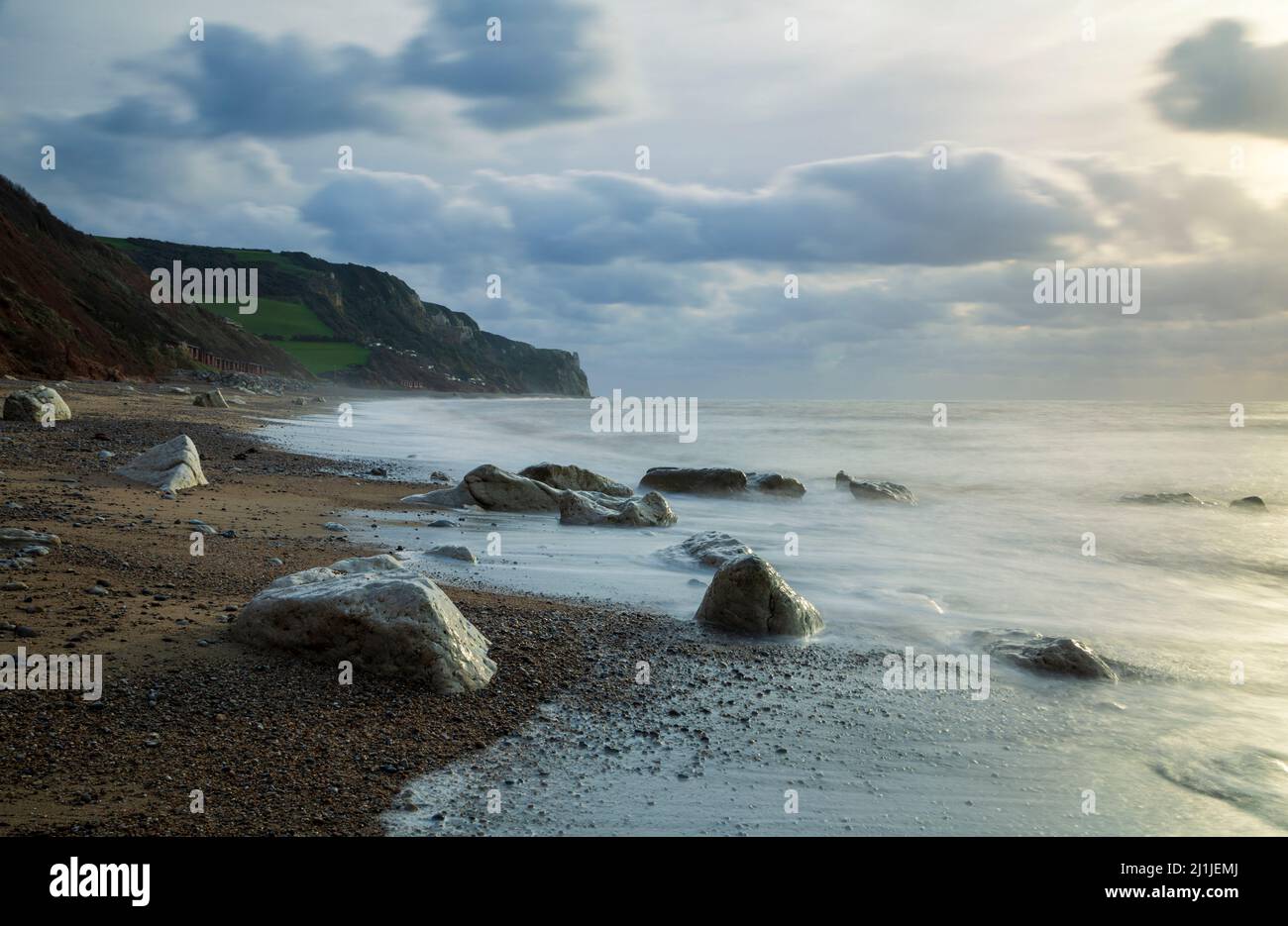 Ebruario mattina alta marea a Branscombe spiaggia Seaton est Devon nella parte ovest dell'Inghilterra Regno Unito Foto Stock