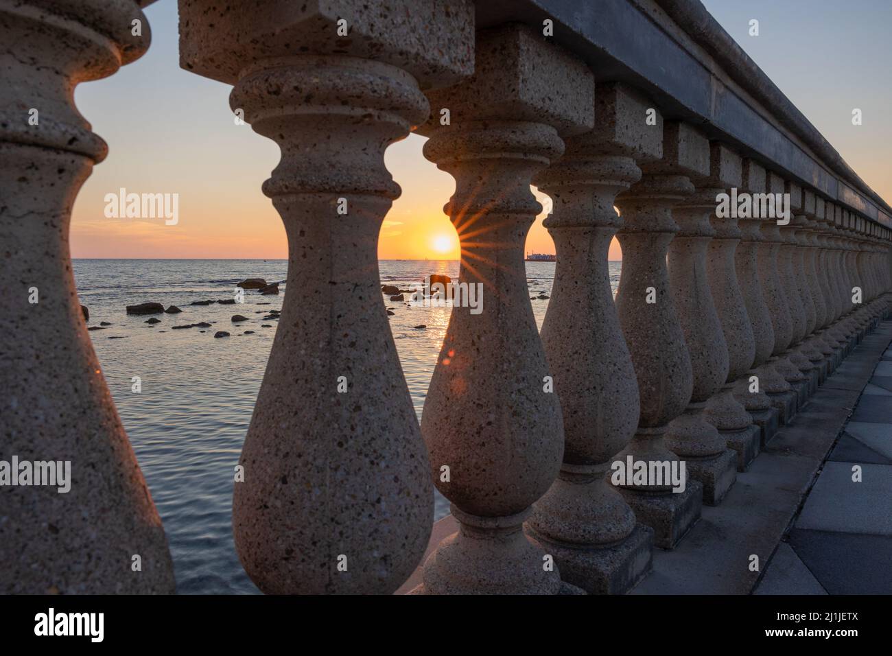 Splendida vista sul tramonto dalla terrazza di Mascagni in una giornata di sole. Livorno, Toscana, Italia Foto Stock
