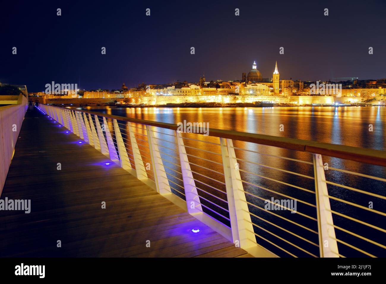 Vista notturna della Valletta da Sliema. Valletta con nostra Signora, Malta Foto Stock