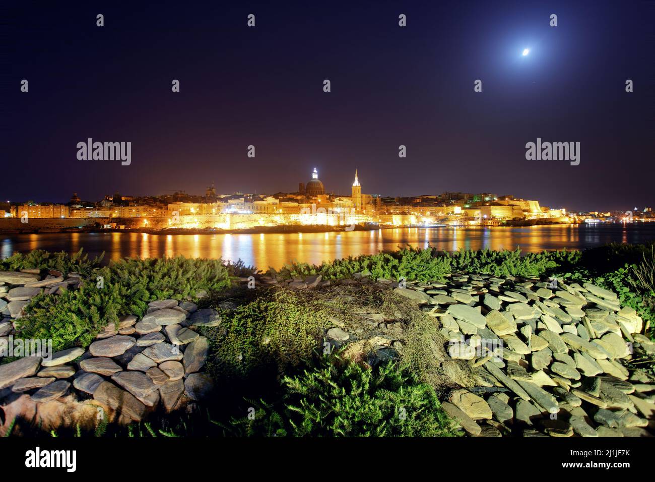 Vista notturna della Valletta da Sliema. Valletta con nostra Signora, Malta Foto Stock