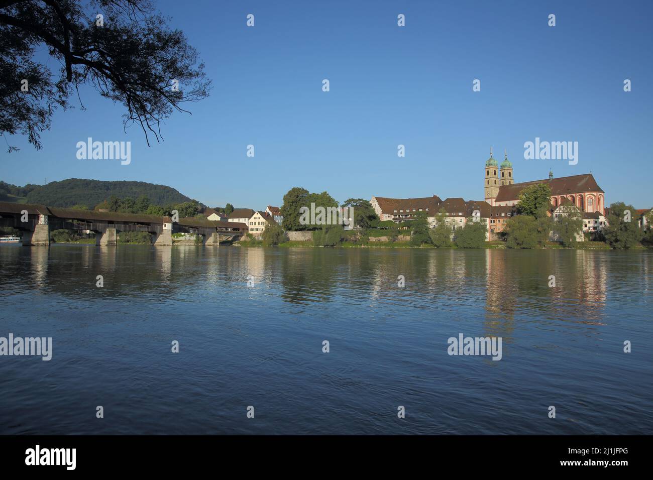 Vista di Bad Säckingen con Fridolinsmünster e ponte in legno, Baden-Württemberg, Germania Foto Stock