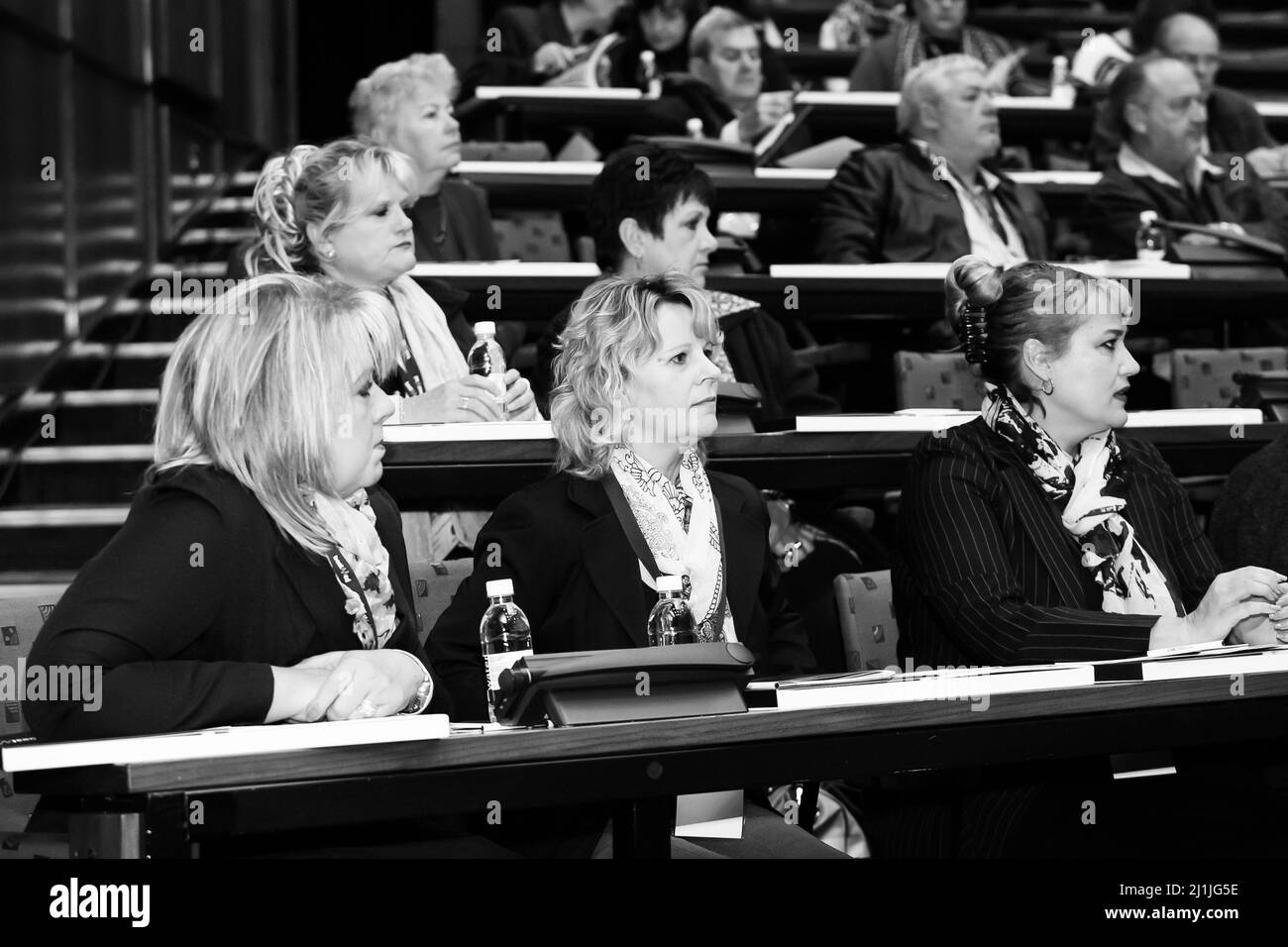 Johannesburg, Sudafrica - 26 giugno 2015: Delegati che partecipano ad una riunione dell'AGM nella sala dell'auditorium Foto Stock