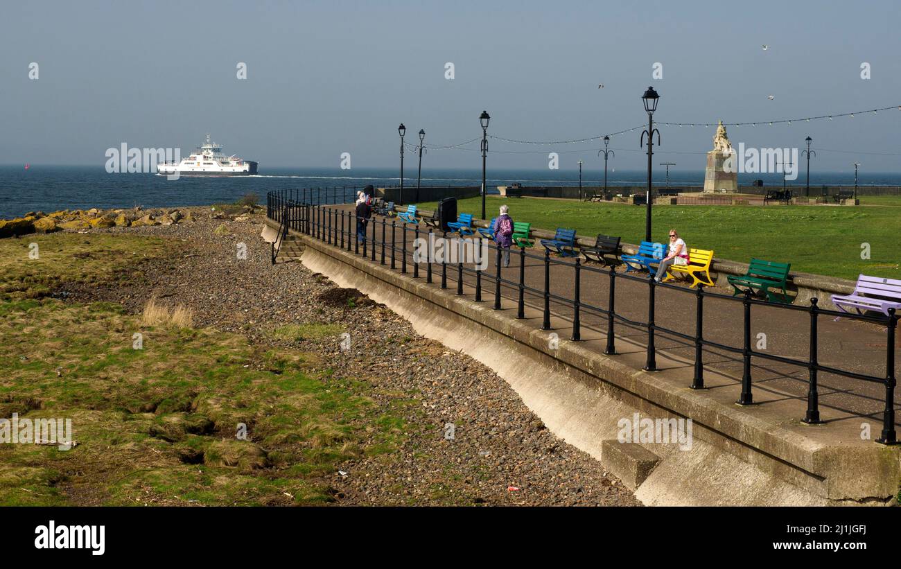La Promenade a Largs in Ayrshire, Scozia, con il Cumbrae Ferry sullo sfondo Foto Stock