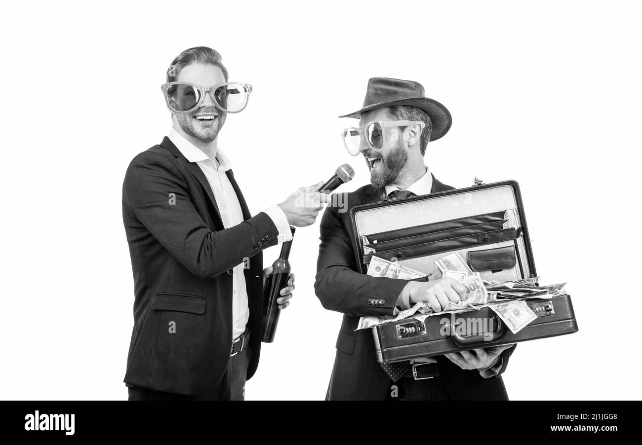 Jackpot vinto. Intervista Showman uomo vincitore che tiene valigia con denaro vincere. Vincitore del jackpot Foto Stock