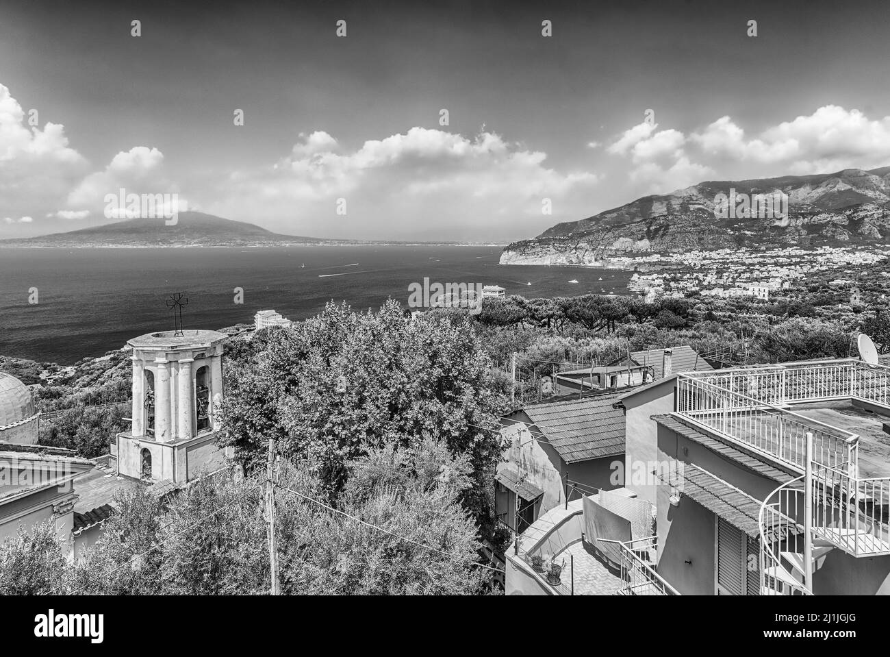 Vista aerea del Vesuvio e la città di Sorrento e della baia di Napoli, Italia Foto Stock