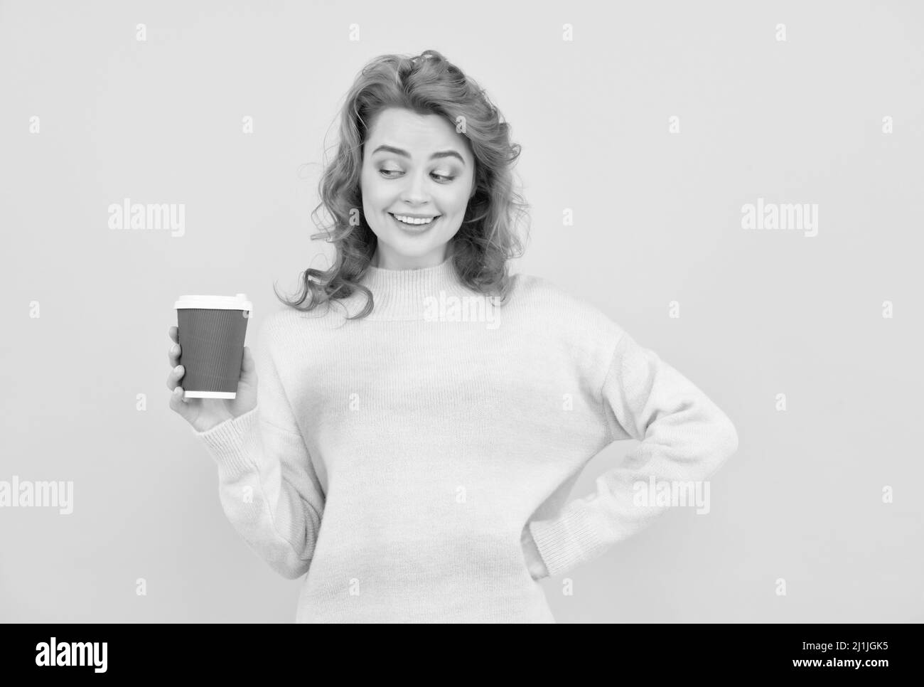 affascinante donna rossa faccia ritratto bere caffè da tazza di carta, takeaway drink. Foto Stock