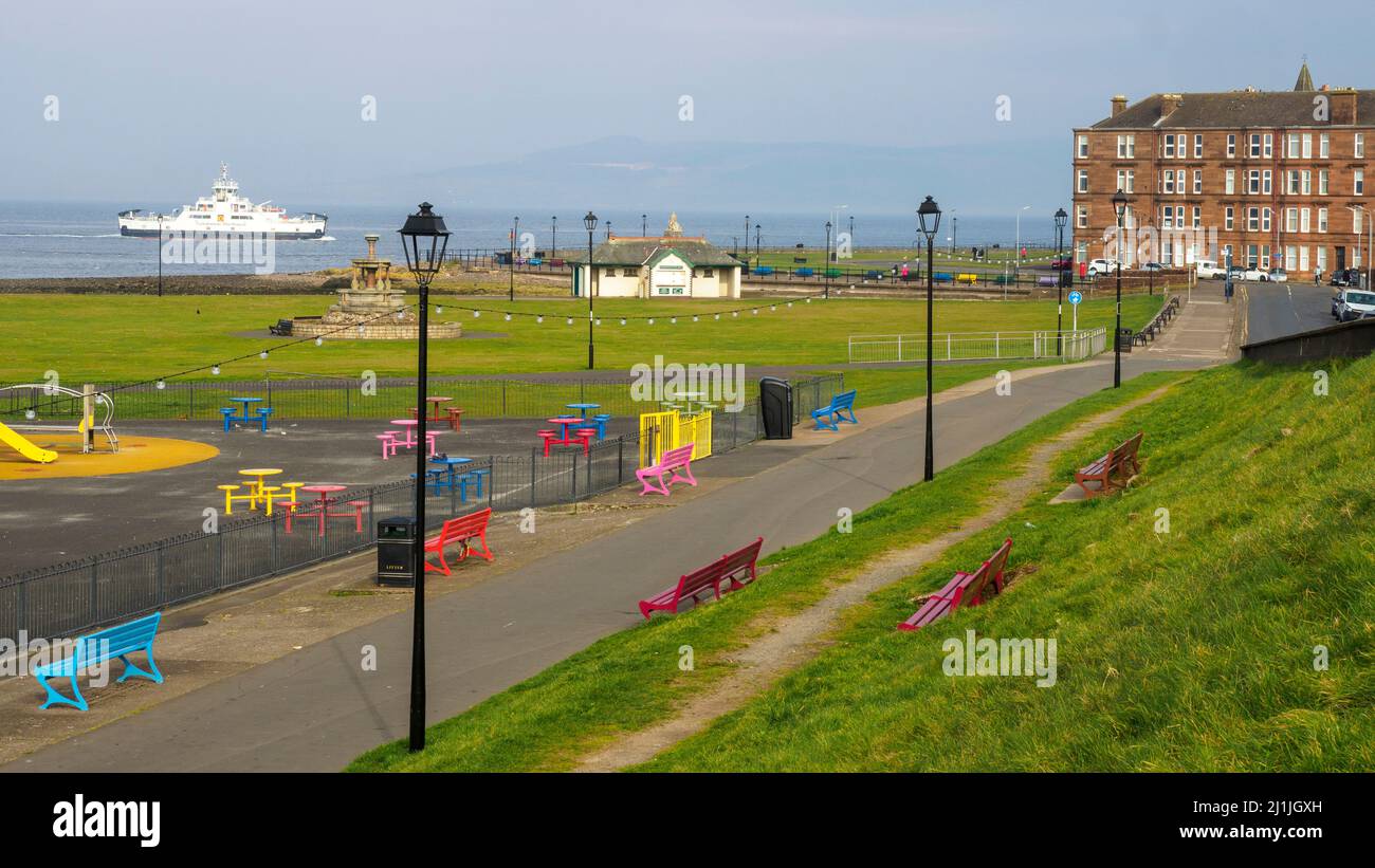 La Promenade a Largs in Ayrshire, Scozia, con il Cumbrae Ferry sullo sfondo Foto Stock