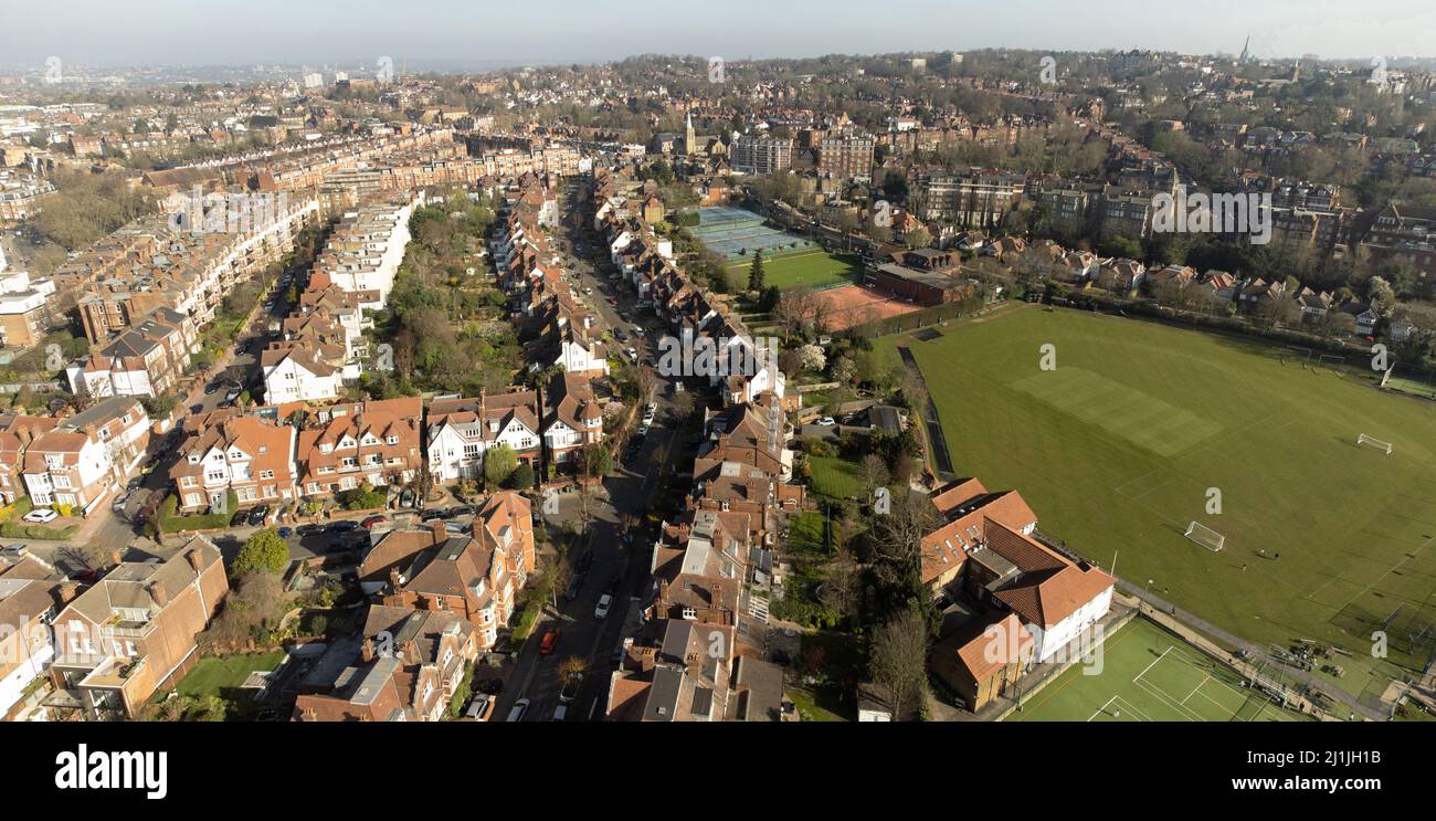 West Hampstead, un ricco quartiere residenziale di grandi case vittoriane e palazzi di appartamenti a West End Lane, Londra, Inghilterra Foto Stock