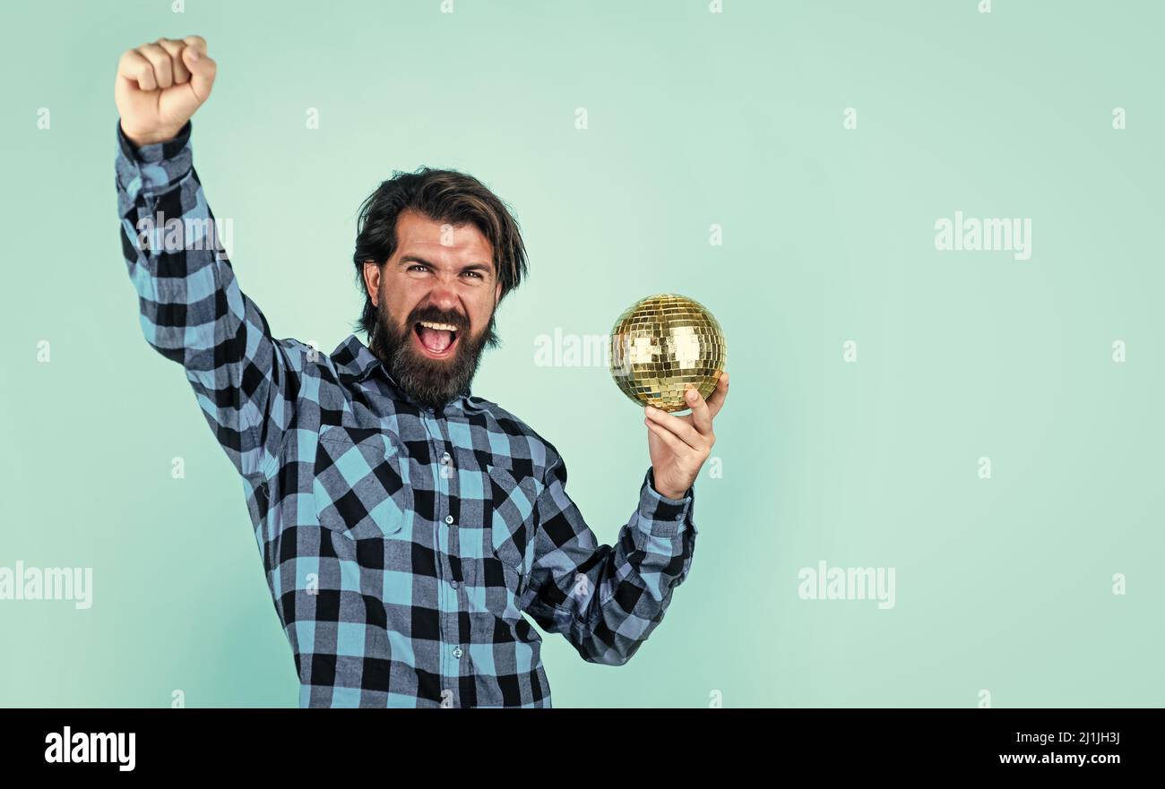 siate di buon umore. festeggiamo la vacanza. l'uomo in camicia a scacchi con palla da discoteca. il ragazzo casual esprime emozioni umane. happy hipster con Foto Stock