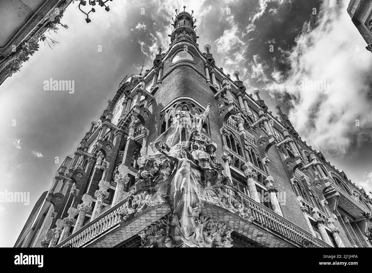 Gruppo scultoreo all'angolo tra il Palau de la Musica Catalana, la Sala dei Concerti modernisti e il sito patrimonio dell'umanità dell'UNESCO a Barcellona, Catalogna, SPAI Foto Stock