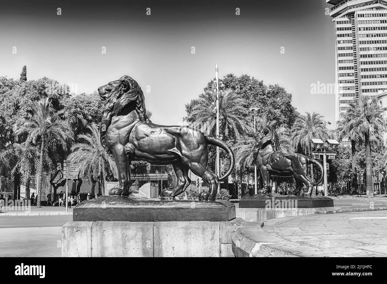 Statue di leoni alla base del monumento iconico di Cristoforo Colombo, situato all'estremità inferiore di la Rambla, Barcellona, Catalogna, Spagna Foto Stock