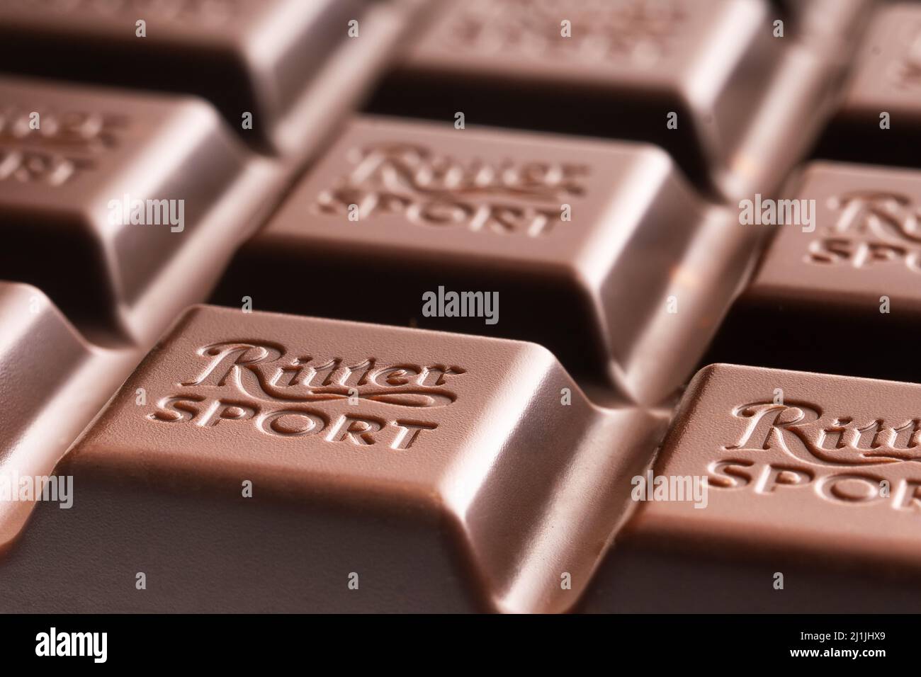 Mosca,Russia - 22 marzo 2022: Macro foto di un frammento della barra di cioccolato fondente Ritter Sport Foto Stock