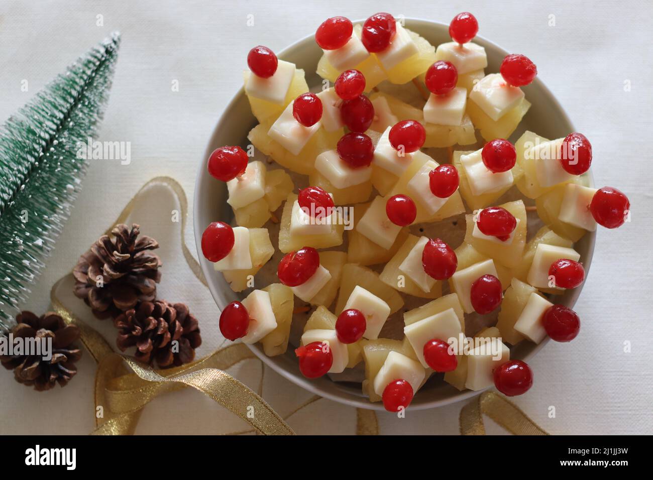 Formaggio ciliegia ananas. Un piatto di base facile da assemblare, senza cottura. Scatto su sfondo bianco Foto Stock