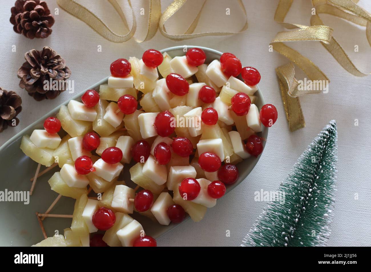 Formaggio ciliegia ananas. Un piatto di base facile da assemblare, senza cottura. Scatto su sfondo bianco Foto Stock