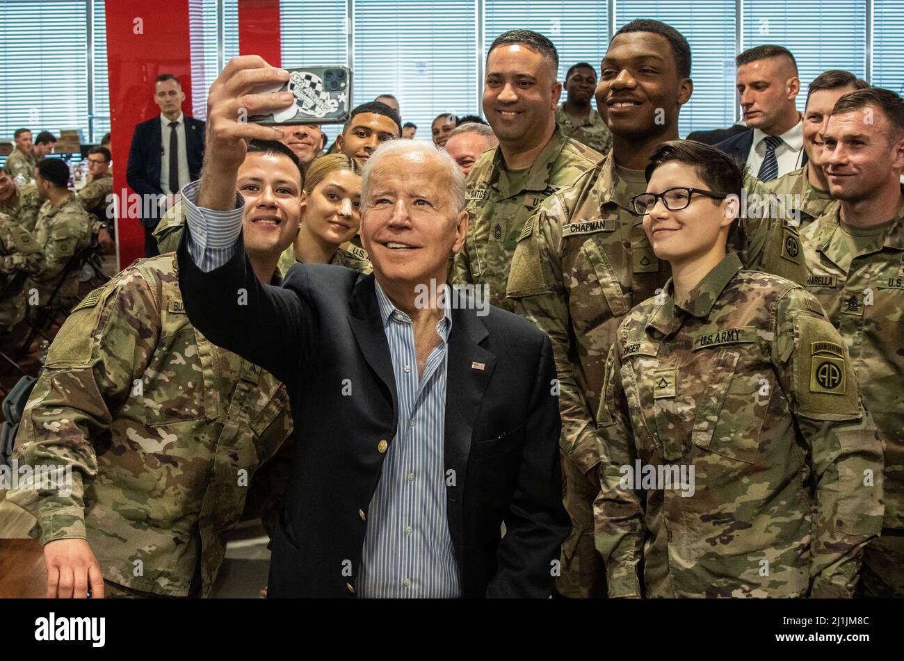 Jaionka, Polonia. 25th Mar 2022. Il presidente degli Stati Uniti Joe Biden, prende selfie mentre visita i paracadutisti con la divisione Airborne 82nd dispiegata con la NATO vicino al confine con l'Ucraina, 25 marzo 2022 a Jasionka, Polonia. Credito: SGT. Gerald Holman/U.S.A. Army/Alamy Live News Foto Stock