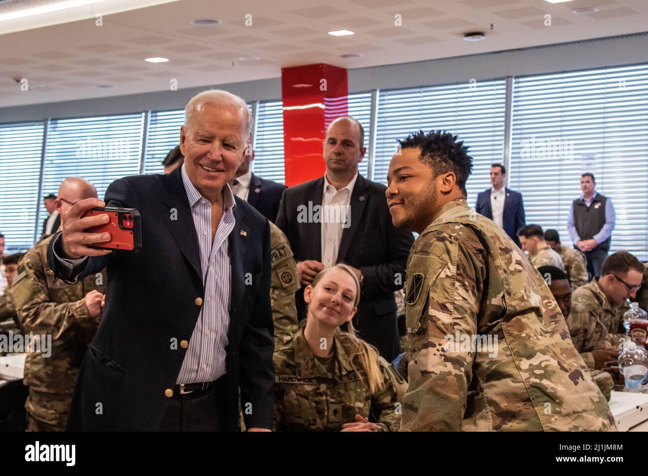 Jaionka, Polonia. 25th Mar 2022. Il presidente degli Stati Uniti Joe Biden, prende selfie mentre visita i paracadutisti con la divisione Airborne 82nd dispiegata con la NATO vicino al confine con l'Ucraina, 25 marzo 2022 a Jasionka, Polonia. Credito: SGT. Gerald Holman/U.S.A. Army/Alamy Live News Foto Stock