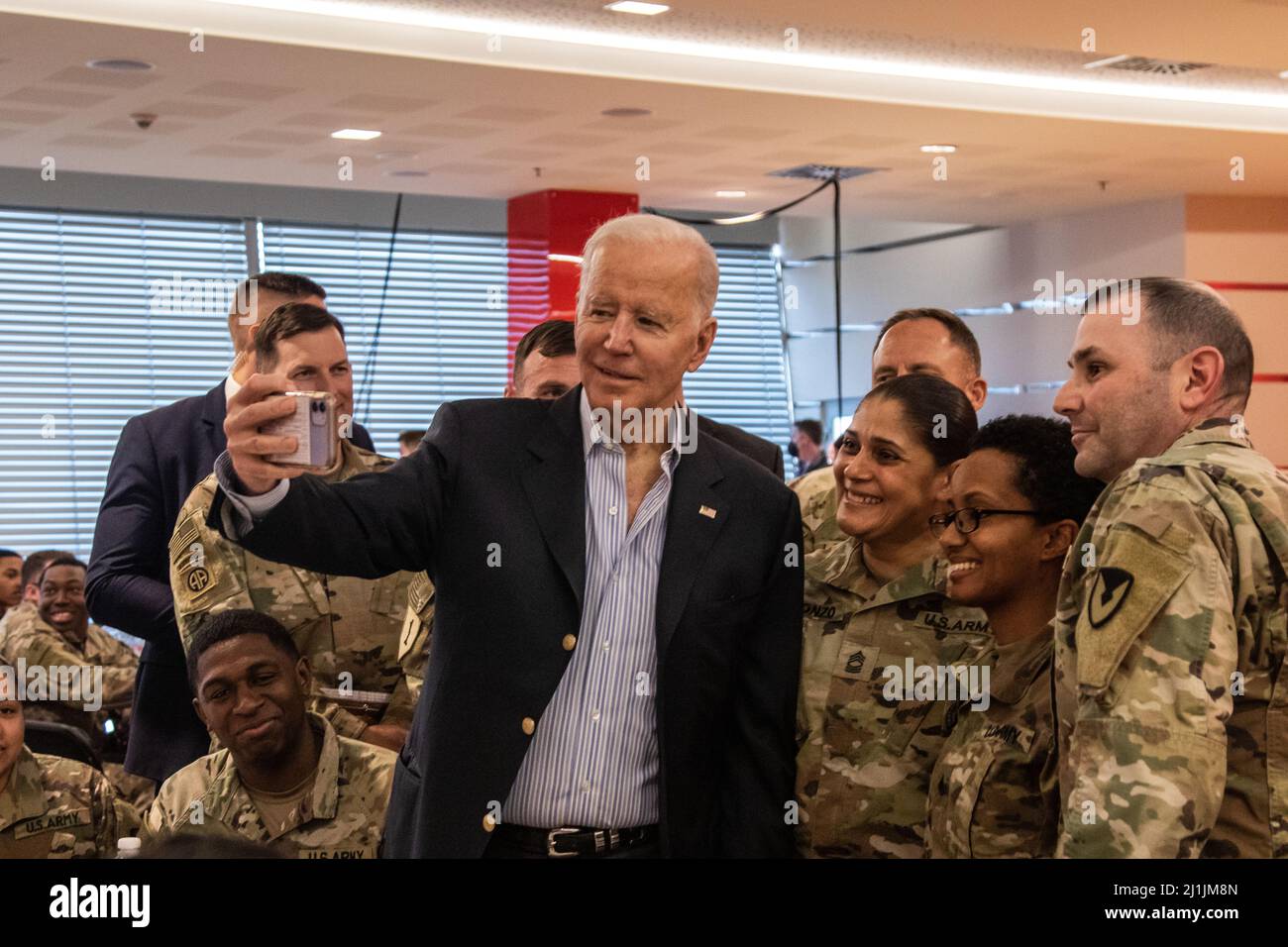 Jaionka, Polonia. 25th Mar 2022. Il presidente degli Stati Uniti Joe Biden, prende selfie mentre visita i paracadutisti con la divisione Airborne 82nd dispiegata con la NATO vicino al confine con l'Ucraina, 25 marzo 2022 a Jasionka, Polonia. Credito: SGT. Gerald Holman/U.S.A. Army/Alamy Live News Foto Stock