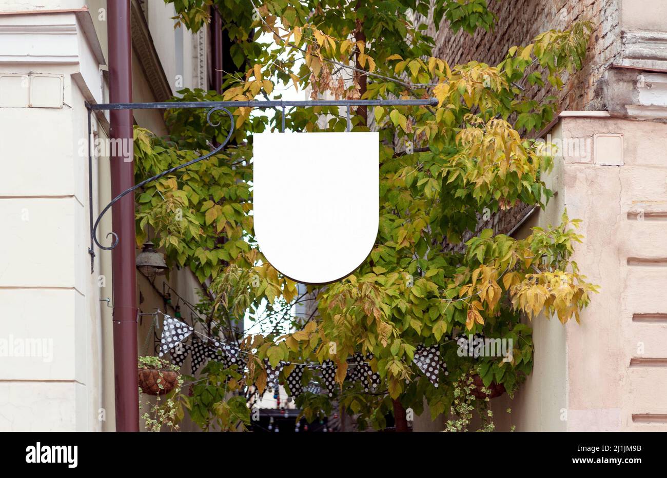 Mockup segnaletica commerciale vuota all'aperto nella città vecchia, immagine della vista frontale Foto Stock