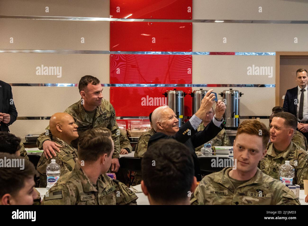 Jaionka, Polonia. 25th Mar 2022. Il presidente degli Stati Uniti Joe Biden, prende selfie mentre visita i paracadutisti con la divisione Airborne 82nd dispiegata con la NATO vicino al confine con l'Ucraina, 25 marzo 2022 a Jasionka, Polonia. Credito: SGT. Gerald Holman/U.S.A. Army/Alamy Live News Foto Stock