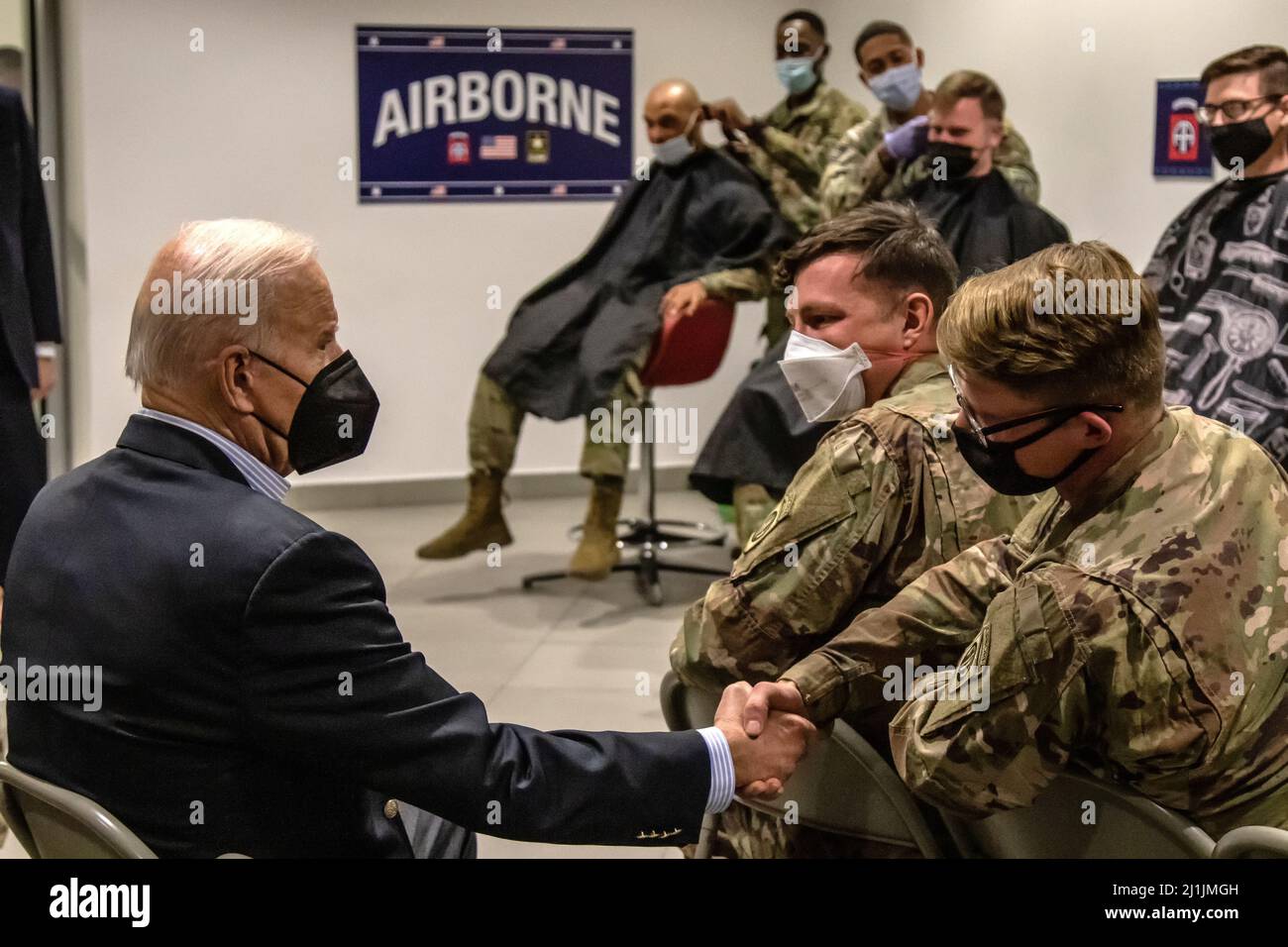 Jaionka, Polonia. 25th Mar 2022. Il presidente degli Stati Uniti Joe Biden, saluta i paracadutisti con la divisione Airborne 82nd dispiegata con la NATO vicino al confine con l'Ucraina, 25 marzo 2022 a Jasionka, Polonia. Credito: SGT. Gerald Holman/U.S.A. Army/Alamy Live News Foto Stock