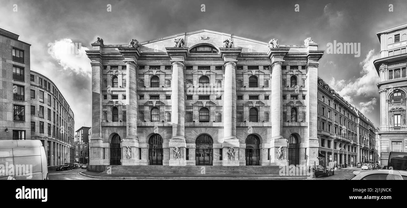 Vista panoramica di Palazzo Mezzanotte (in inglese: Palazzo di mezzanotte), sede della Borsa Italiana a Milano Foto Stock