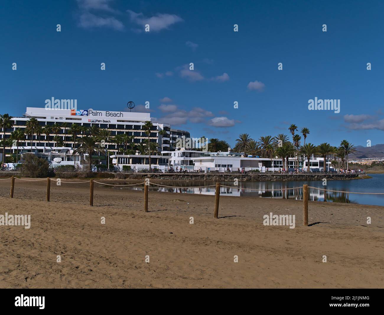 Bella vista del popolare hotel di lusso Palm Beach situato sulla spiaggia nel distretto di Meloneras nella città di Maspalomas, a sud di Grand Canaria, in giornata di sole. Foto Stock