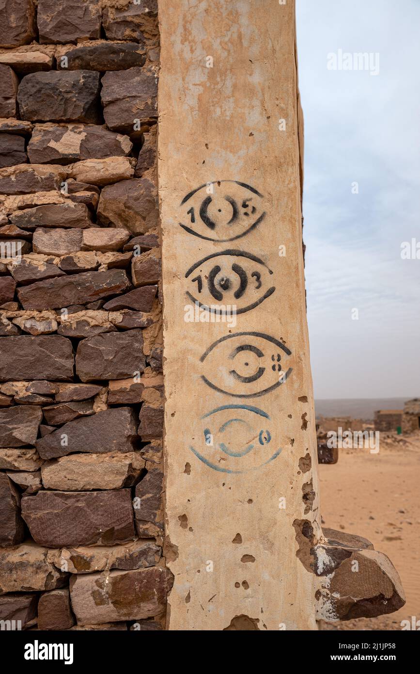 Simboli su un muro per una campagna medica di controllo degli occhi, Toungat, Mauritania Foto Stock