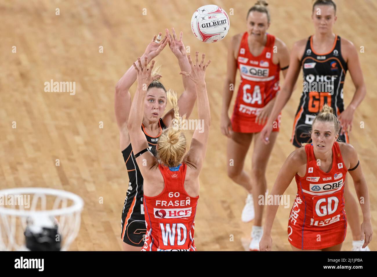 Sydney, Australia. 26th Mar 2022. 26th marzo 2022; Ken Rosewall Arena, Sydney, nuovo Galles del Sud, Australia; Australian Suncorp Super Netball, New South Wales Swifts Versus Giants; Jamie-Lee Price of the Giants passa la palla sotto pressione da Tayla Fraser of the Swifts Credit: Action Plus Sports Images/Alamy Live News Foto Stock