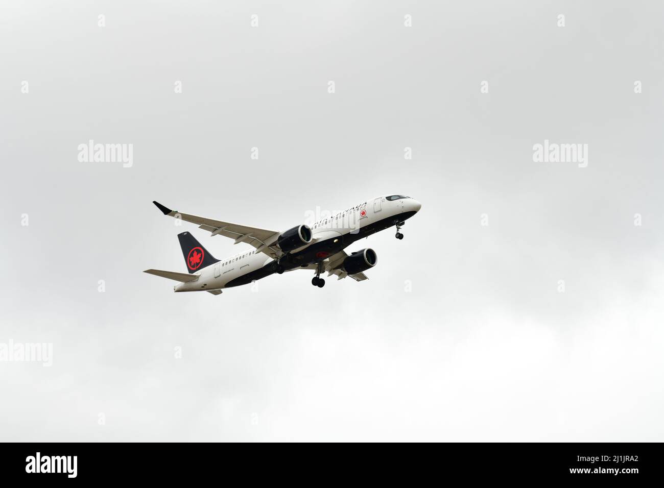 Un aereo passeggeri atterra all'aeroporto internazionale Pearson di Toronto, Canada, in condizioni di tempo nuvoloso Foto Stock