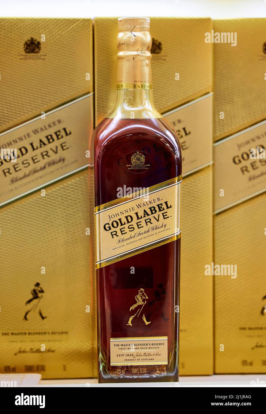 Johnnie Walker Gold Label Reserve. Bottiglia di Scotch Whisky Johnnie Walker Gold Label Reserve e confezione regalo, su uno scaffale nel negozio duty free di Dubai Foto Stock