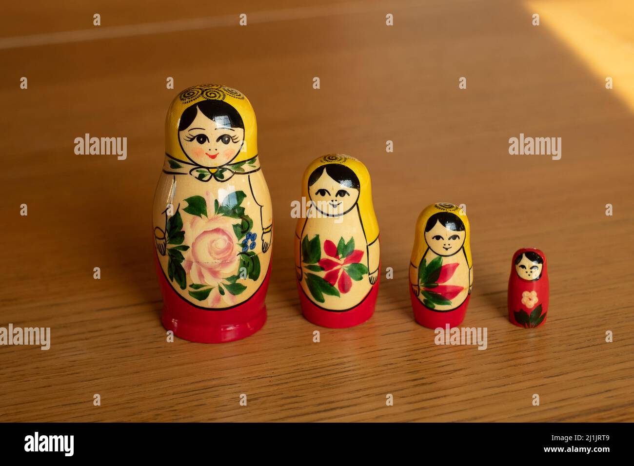 Set di bambole tradizionali russe in legno di babushka - matrioshka. Bambola impilata o annidata tipica della Russia. Concetto di cervello Matrioshka. Foto Stock