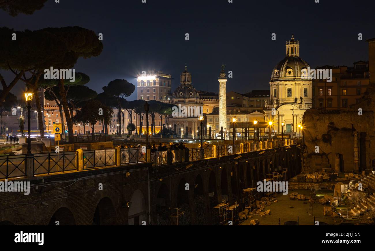 Una foto della colonna di Traiano, della Chiesa di Santa Maria di Loreto e della Chiesa del Santissimo Nome di Maria al Foro Traiano di notte. Foto Stock